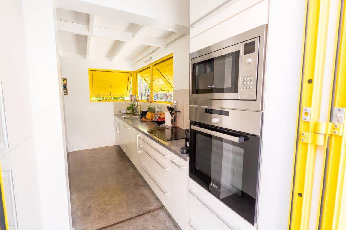 Cuisine équipée avec four et plaques de cuisson