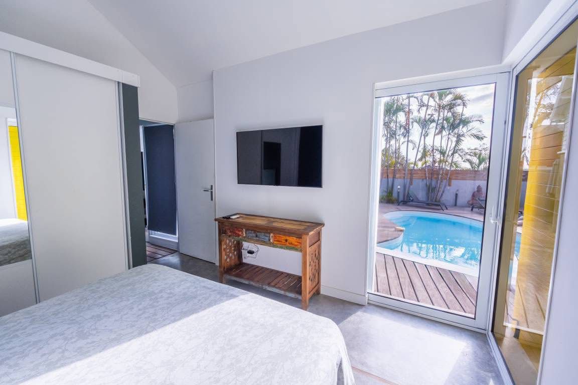 Chambre avec télévision et vue sur la piscine