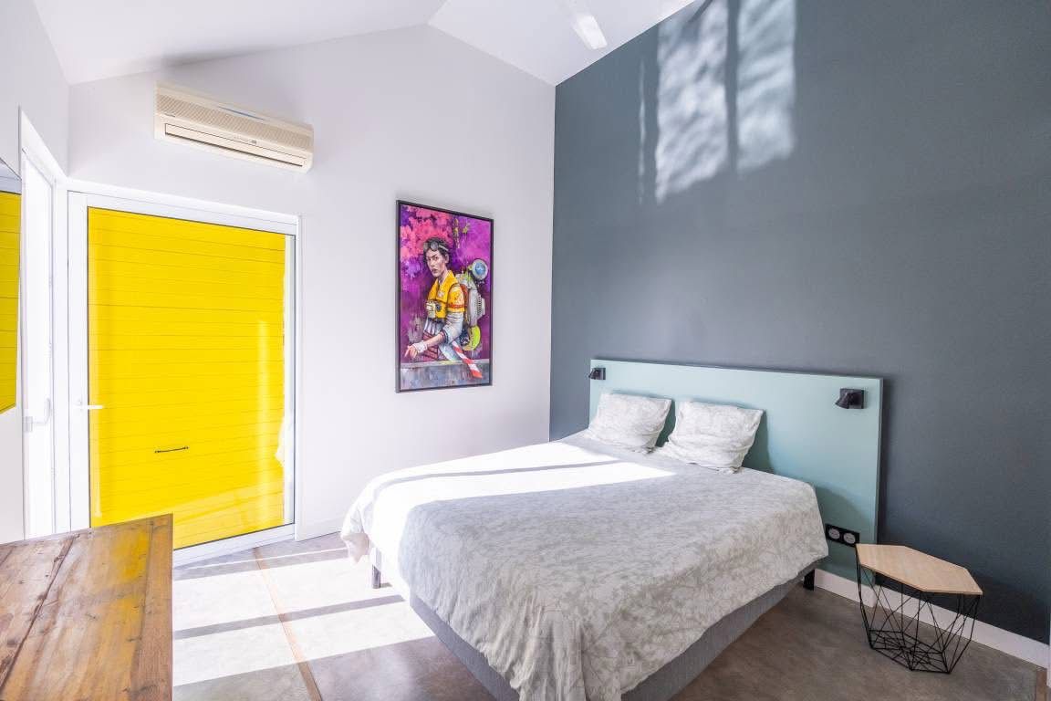 Chambre climatisée avec accès direct à l'extérieur