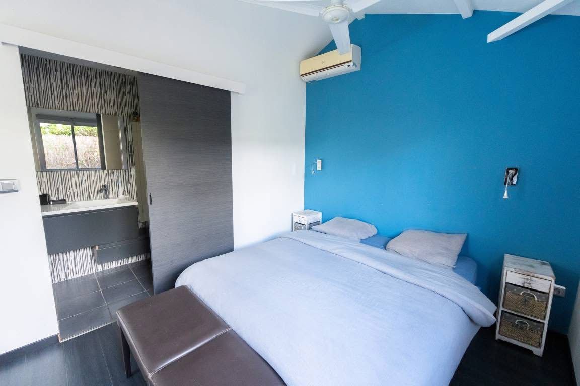Chambre bleue avec salle de bain privative