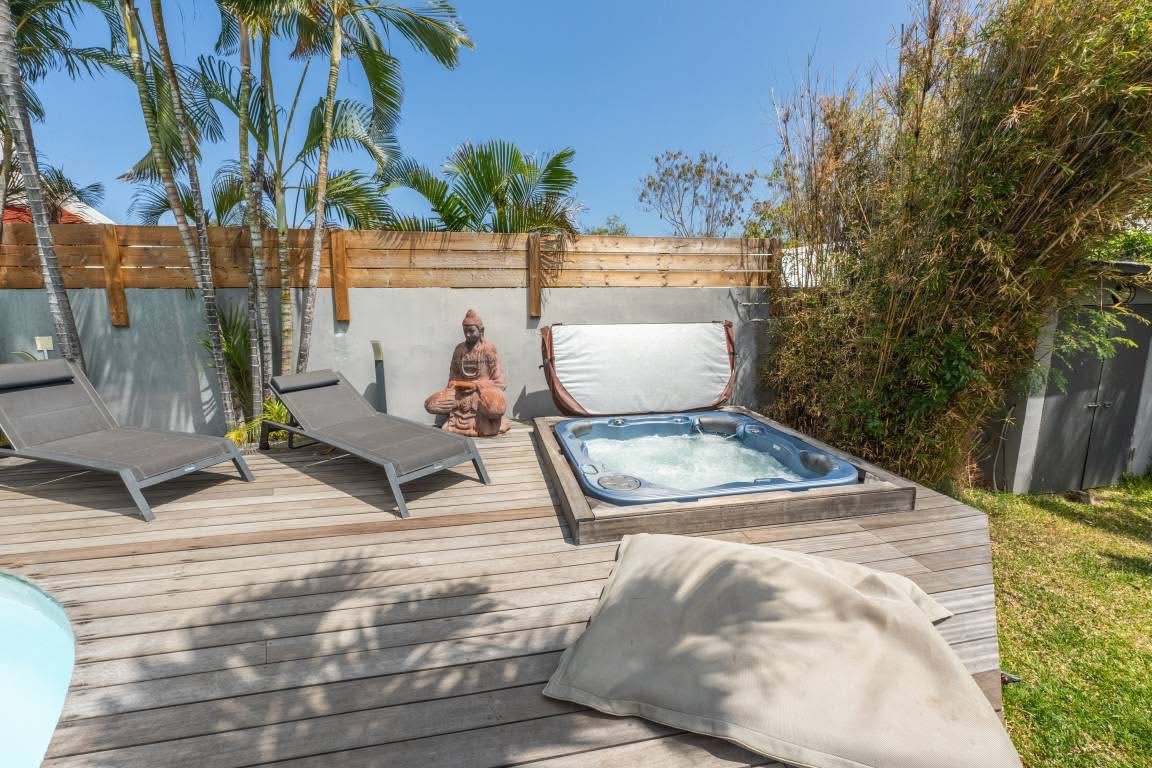 Jacuzzi 5 places sur la terrasse en bois de la villa