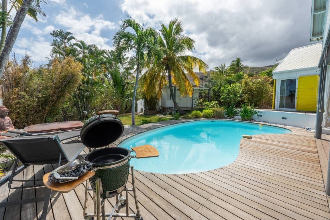 Piscine privée chauffée de la Villa Calynera bordée de transats